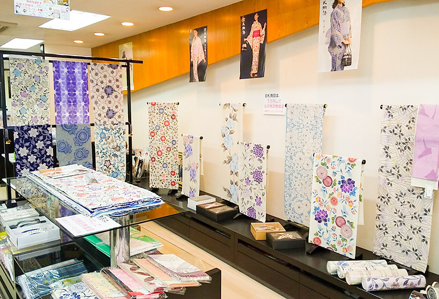 祭り用品と浴衣